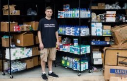 Homem doa 18 mil garrafas de álcool gel ‘encalhadas’ após punição da Amazon