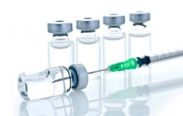 Covid-19: testes com vacina de Oxford podem levar um ano, diz pesquisadora