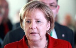 Segundo teste de Angela Merkel para infecção de Covid-19 dá negativo