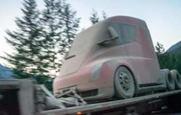 Caminhão da Tesla é visto depois de testes no Alasca