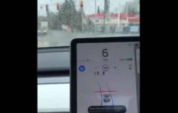Carro da Tesla para sozinho em semáforo