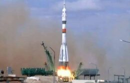 Foguete russo Soyuz leva astronautas para Estação Espacial