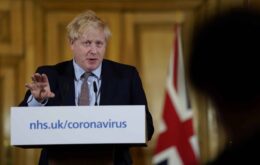 Premiê britânico Boris Johnson deixa UTI após internação por Covid-19