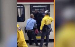 Homem é retirado à força de ônibus por não usar máscara; veja o vídeo