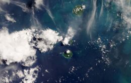 Satélite da Nasa captura imagem da erupção do Anak Krakatoa