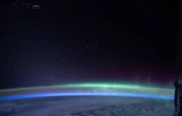 Astronauta registra satélites Starlink e aurora em foto deslumbrante