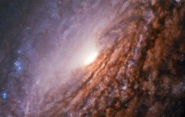 Buraco negro preguiçoso faz aglomerado de galáxias ‘vomitar’ estrelas