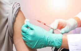 Inglaterra busca mais voluntários para testar vacina contra Covid-19