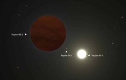 Novo exoplaneta gigantesco tem 900 vezes a massa da Terra