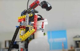 Refugiados criam robô com peças de Lego para higienizar as mãos