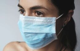 Em ambientes fechados, é possível se contaminar mesmo usando máscara?