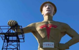 Elon Musk é representado em estátua de 22 metros nos EUA