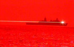 Marinha dos EUA testa canhão laser montado em navio; assista