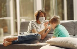 Médicos alertam sobre o perigo das máscaras para menores de dois anos