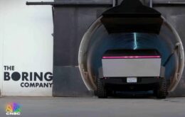 Jay Leno dirige um Cybertruck através de túnel da Boring Company