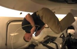 Astronautas da Nasa fazem tour pela cápsula da SpaceX; assista