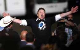 Elon Musk se emociona com lançamento tripulado
