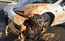 Tesla Model 3 falha e bate em caminhão tombado