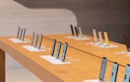 Apple é investigada por reduzir duração da bateria de iPhones antigos