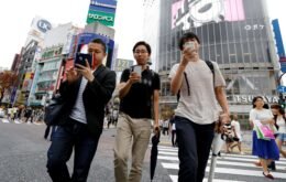 Cidade japonesa proíbe pedestres de circularem enquanto usam celular