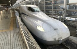 Novo modelo de trem-bala começa a funcionar no Japão