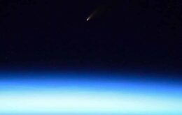 Astronautas na ISS flagram cometa com cauda extremamente brilhante