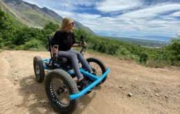 Youtuber cria ‘cadeira de rodas’ off-road que topa qualquer terreno