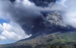 Vulcão entra em erupção na Indonésia e gera nuvem de cinzas de 5 km