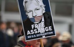 EUA aumentam acusações contra Julian Assange em audiência de extradição