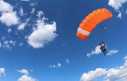 Paraquedista faz primeiro salto de avião elétrico na história