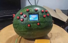 Youtuber transforma melancia em um Game Boy; assista