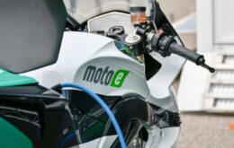 Montadoras japonesas trabalham em bateria trocável para motos elétricas