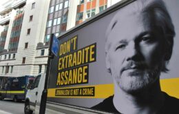 Assange tenta evitar extradição na retomada de julgamento em Londres