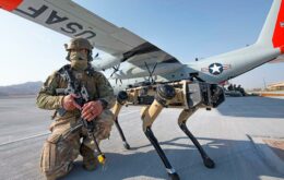 Força Aérea dos EUA usa cães robô para patrulhar base