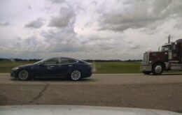 Motorista de Tesla Model S dorme em viagem em alta velocidade