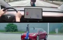 Tesla Model 3 falha e atropela ‘pedestre’ em teste na China; assista