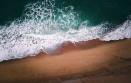 Surfista cria ‘sugador’ de lixo que ajuda a despoluir oceanos