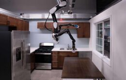 Casa adaptada tem robô-ajudante até no teto da cozinha