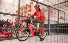 iFood lança programa que oferece e-bikes a entregadores parceiros