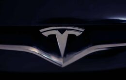 Tesla começa testes de software de direção completamente autônoma