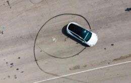 Video mostra Tesla autônomo desviando de obstáculo na pista