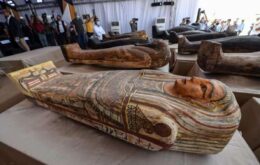 Egito encontra 59 sarcófagos e estátua de deus incomum