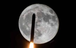 Fotógrafo captura momento exato de foguete passando na frente da Lua