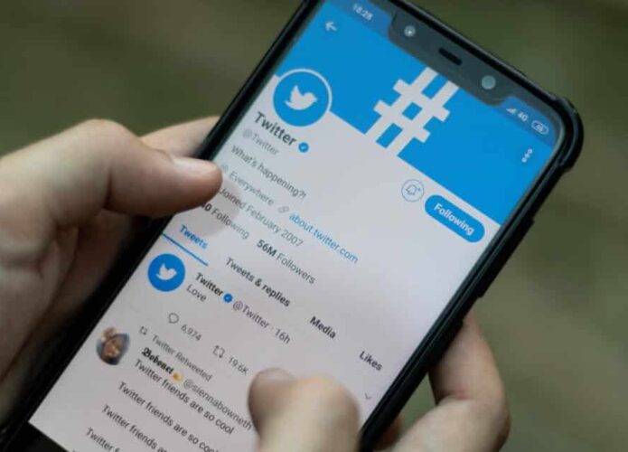 Twitter segue Facebook e bane postagens que neguem o Holocausto