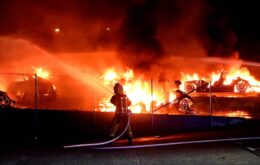 Incêndio em loja sueca da Tesla destrói oito veículos