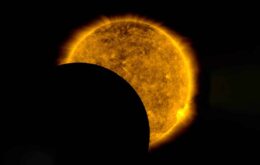 Sonda da Nasa registra passagem da Lua na frente do Sol