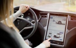 Tesla traz avanços no piloto automático de seus carros em novo upgrade