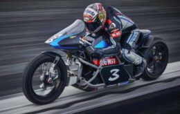 Italiano quebra 11 recordes com moto elétrica a quase 350 km/h