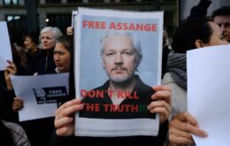 Reino Unido investiga morte de amigo de Julian Assange na prisão