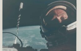 Primeira selfie no espaço entra em leilão com lances a partir de US$ 4 mil